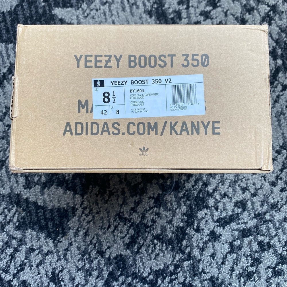 Adidas Yeezy 350 V2 Core Black White (Oreo) SIZE 8.5
Code BY1604
UPC PO115409882
